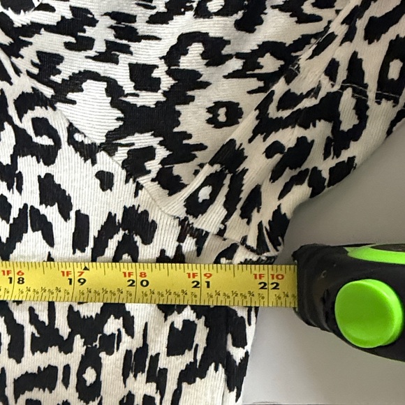Chico’s Black White Animal Print 100% Pima Cotton V Neck Top Size 3 XL - Picture 10 of 12